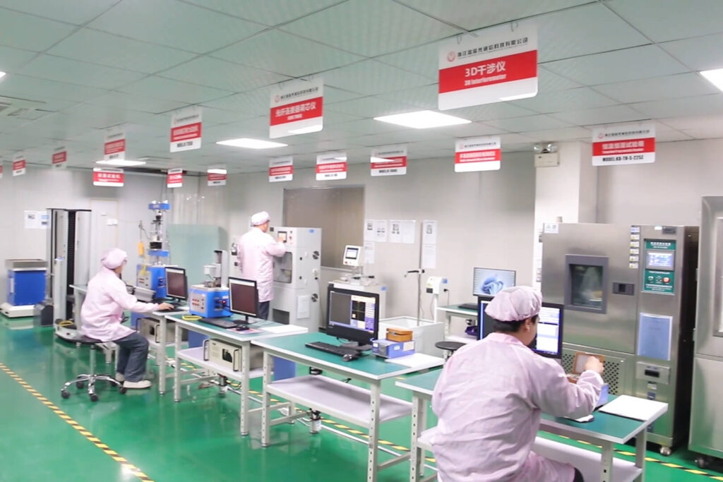 工場ラボで光ファイバー製品の品質試験を行う技術者