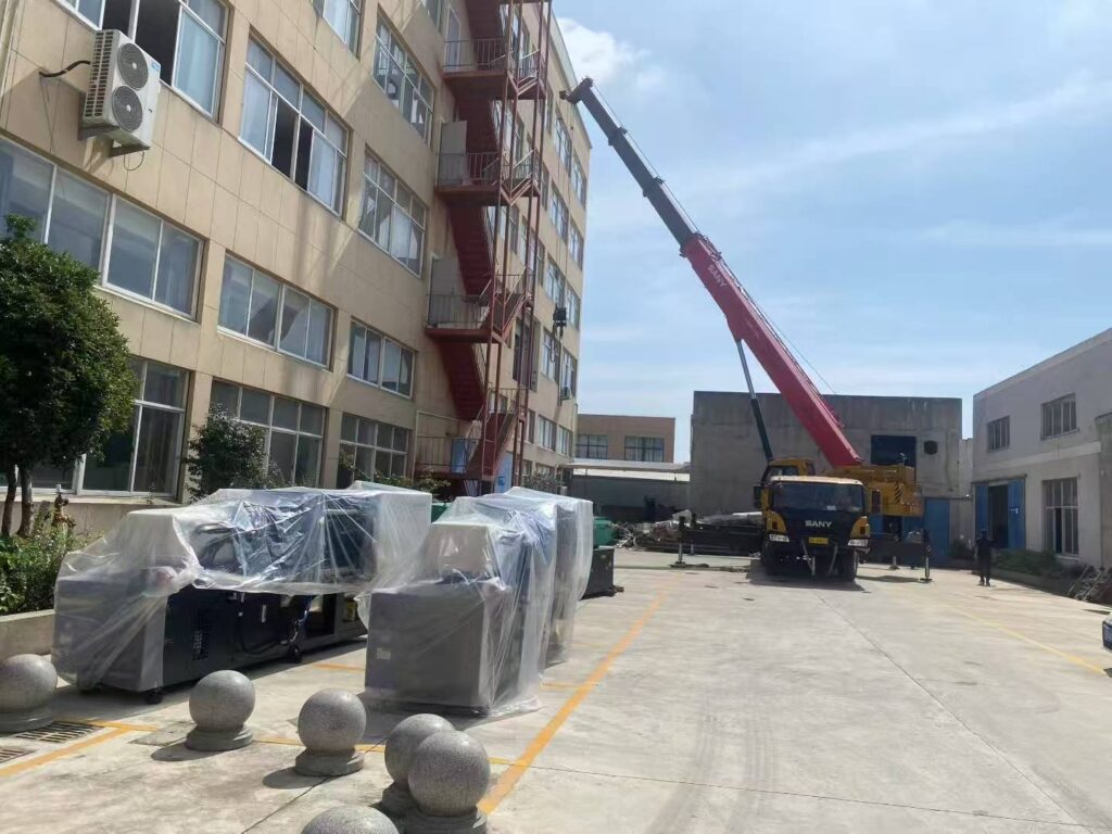 Yeni enjeksiyon makinesini atölyeye taşıyan vinç