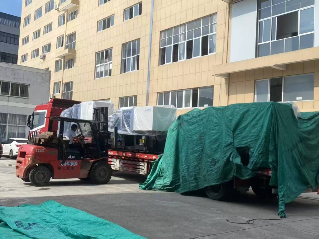 Vinç yeni enjeksiyon makinesini kamyondan indiriyor