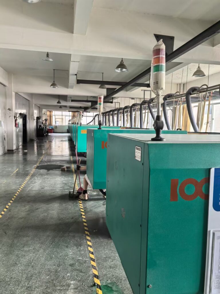 Atölye içinde sıra sıra eski enjeksiyon kalıplama makineleri