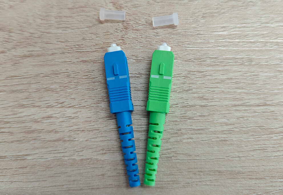 صورة حقيقية لموصلات الألياف APC و UPC جنبًا إلى جنب