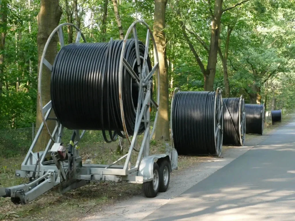 Verlegtes Glasfaserkabel auf der Straße