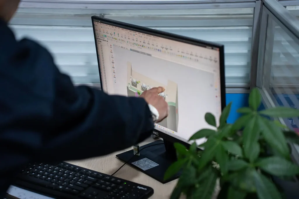 ファイバー配電ボックスのCADモデルに取り組む設計者 - 前面図