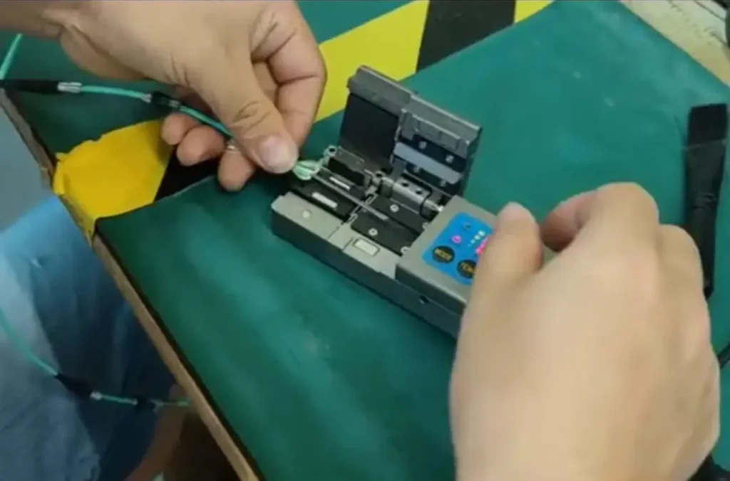 MPO-Fertigungsprozess – Abisolieren