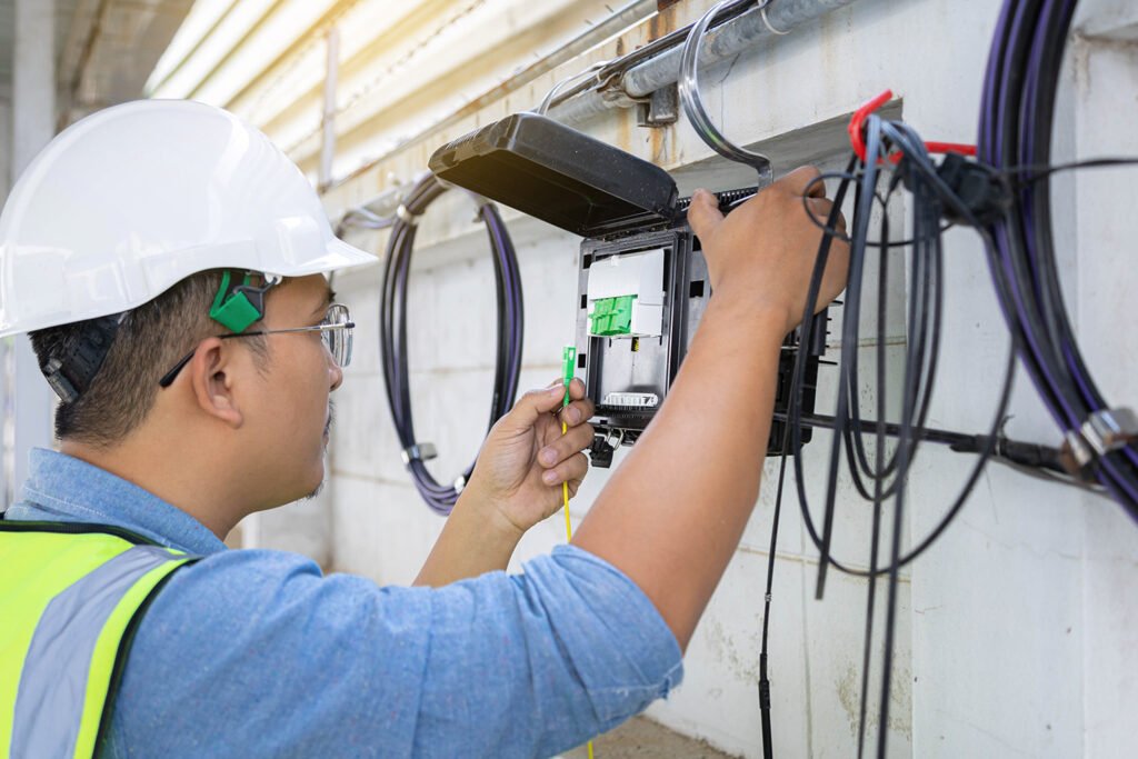 l'ingénieur installe le connecteur de fibre